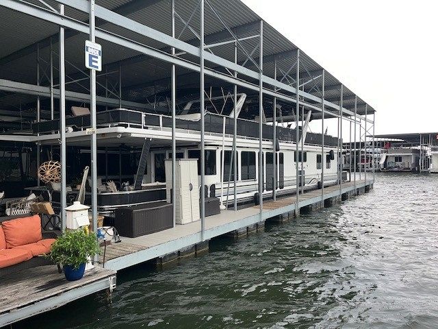 yacht boat houseboat